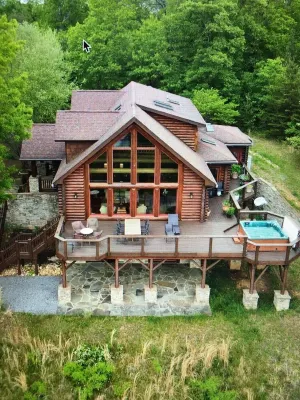 Mystic Pines log home in Shenandoah with hot tub and spectacular views!