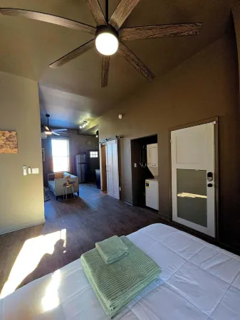 Stylish Pet-Friendly 1BR Studio with fenced in back yard, private parking, WIFI