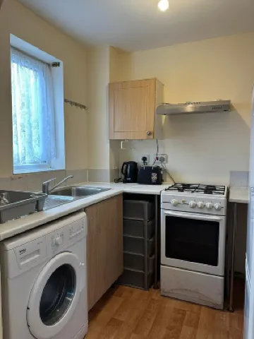specious 1 Bed Apartment with parking & free  wifi 5 minute  Goodmayes station