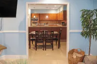 Spacious Cozy 3 bedroom unit with a private pool, centrally located in Freeport