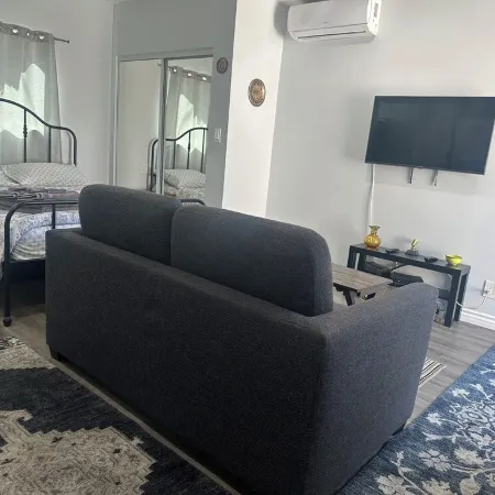 Charming Stand Alone Guest House in Burbank Close to Universal Studios