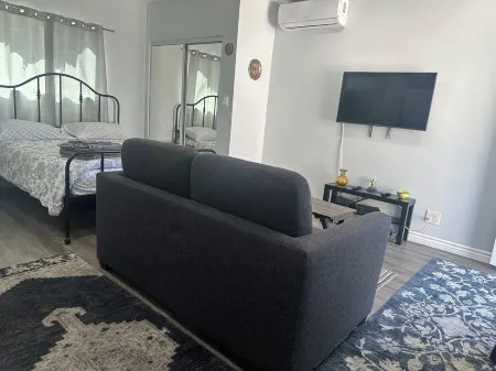 Charming stand alone guest house in Pleasant Burbank with AC Отели рядом с Аэропорт Боб Хоуп