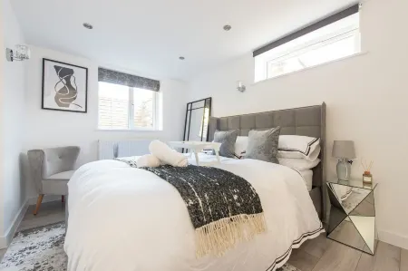 Stylish Luxe Apartment in Crayford