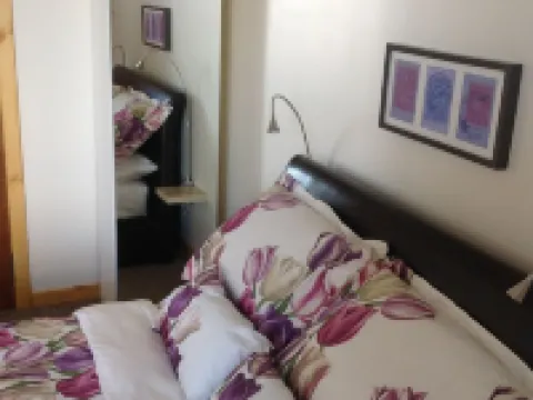 Comfortable  studio apartment Blairmore near Dunoon. Views to Pier & Loch Long. Hotels in Dunoon