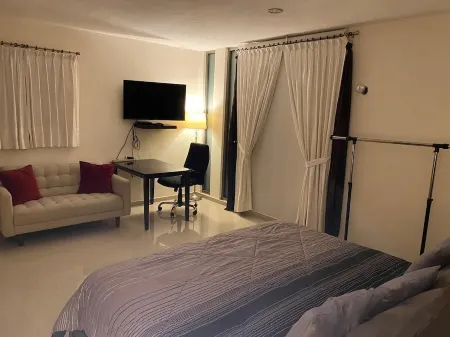 Charming 3-bedroom Private Pool Villa with AC and WiFi in enjoyable Mérida