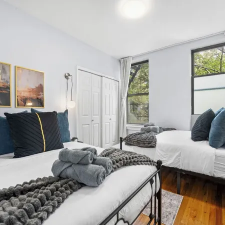 3Br 3Ba • NY Charm Modern Luxe • Sleeps to 12 • Min to NYC • Free Parking Permit