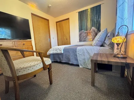 Sweet Bamboo Room with Half-Bath in delightful Sherwood with AC, WiFi, TV Отели рядом с достопримечательностью «Хокс Вью Уинери»