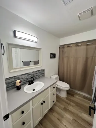 Charming 1-bedroom downstairs unit / suite with living room and AC in Marysville