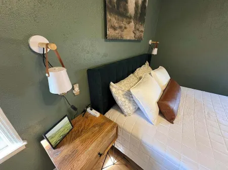 The Clover Cottage - Rolla's St.Pat's Themed house near S&T, Acorn Trail & more! Отели в г. Ролла