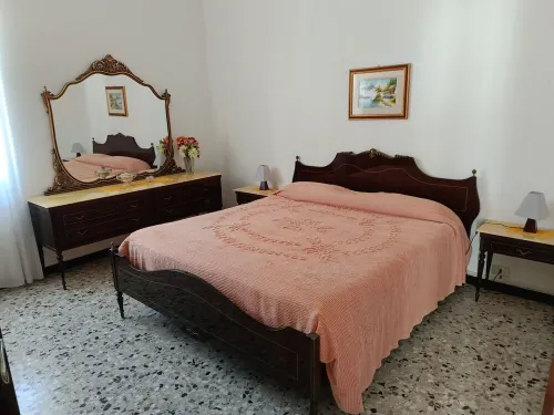 Apartment sleeps 6, 5 minutes from the sea, suitable for families and singles...