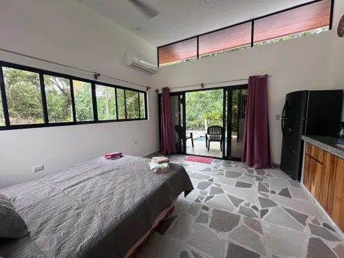 Private Studio, 90 seconds to the beach, with AC, WiFi, & Pool