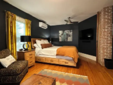 In Town Delight! Hotels in Manchester Center