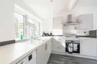 Vibrant 3-Bed Home With Netflix and Large Diner Near Retail and National Parks Hotels in Pontypridd