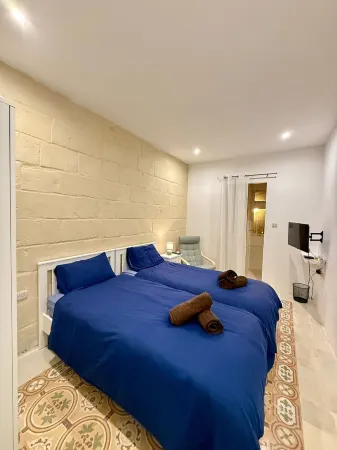 Traditional House in Cospicua- Tal-Kajjik Guesthouse near Valletta Ferry Service Отели в г. Бормла