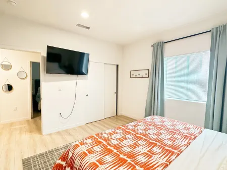 Cozy 2-bedroom apt West University Health Sciences Pomona Отели в г. Помона