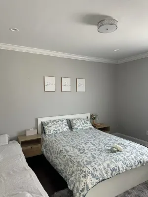 Modern Masters Bedroom with Cozy Vibes Hicksville Public Library附近的飯店