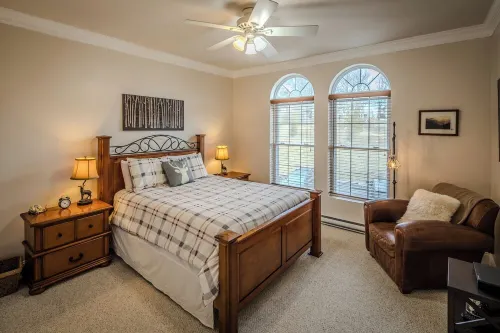 Mountain Views + Walk to Overlook Barn, Slopes, Fred's & White Wolf!