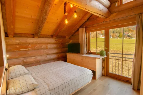 Beautiful wooden house with mountain views Hotels in Seeboden