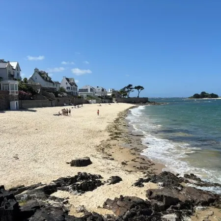 2-bed apartment with private terrace - 50m from beach and GR34. Dogs welcome.