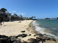 2-bed apartment with private terrace - 50m from beach and GR34. Dogs welcome. Hotels in Carantec