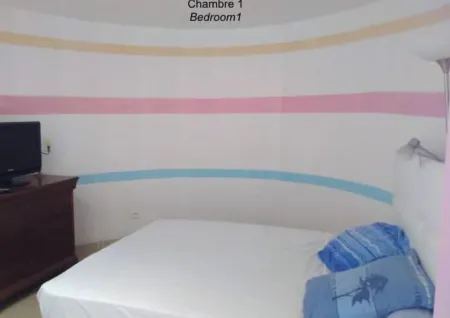 GIENS, T2 in owner's villa with swimming pool Отели рядом с достопримечательностью «Иль д'Иер»