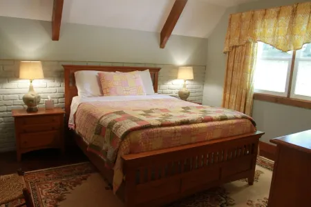 Charming Lakefront Cottage in Kernersville - Relax with nature!