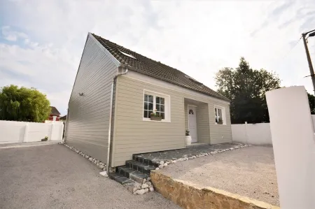 Renovated house located 5 minutes from the beach and playground, close to shops. Отели в г. Ле Кротуа