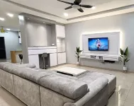 Spacious 4-bedroom house in cool Kluang, Johor with AC, WiFi, NETFLIX, autogate