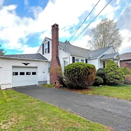 2 Min Walk to Windham Town | Hot Tub | Fire Pit