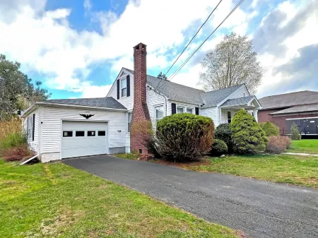 2 Min Walk to Windham Town | Hot Tub | Fire Pit