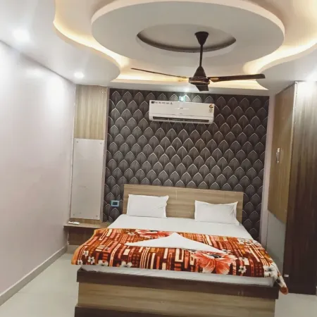 Hotel Regal Heights