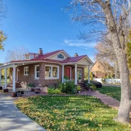 Spacious 3-Home Kanab Family & Business Retreat, HotTub • Sauna • Gym • Firepits