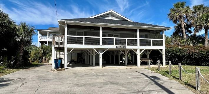 Palmetto Dream is a 4-bedroom 2.5 bath house located on 2nd Row with Great Views Hotels in Colleton County