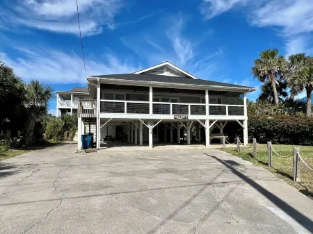 Palmetto Dream is a 4-bedroom 2.5 bath house located on 2nd Row with Great Views