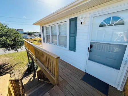 Avalon Beach Bungalow- walk to the the beach and the bay Отели рядом с достопримечательностью «Райт Бразерс Нешнел Мемориал»