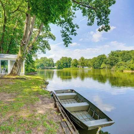 Cozy House on Meadowbrook Lake: Serene, Scenic!