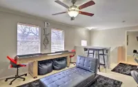 Charming 3-bedroom house North Austin Abode: Sleeps 9, 10 Mins to Domain!
