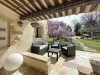In the middle of 300 olive trees, quiet, part of a farmhouse, with 2 master suites Hotel a Cavaillon