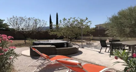 Enjoy the diversity of Provence's landscapes and its nature activities