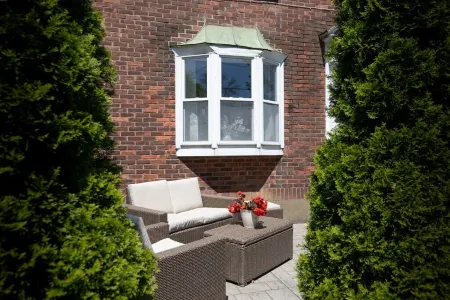 Charming Albany 1-BR Apt with beautiful patio to enjoy and off street parking