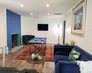 Tropical vibes/Hot tub/NEW BEDS Gated backyard/Pool Table/Gazebo/Garden/Fire Pit Hotels in East Griffin