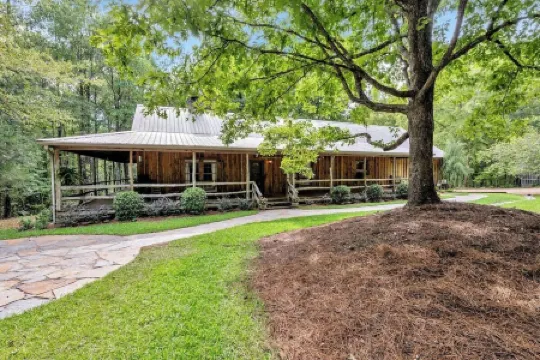 Church Farm cabin is a cozy cabin for an unforgettable stay in central Alabama