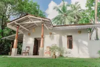 come to the beach - stay with us Hotel a Induruwa