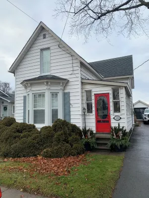 Century Home centrally located in Prince Edward County (located in Bloomfield) Hotels in Bloomfield