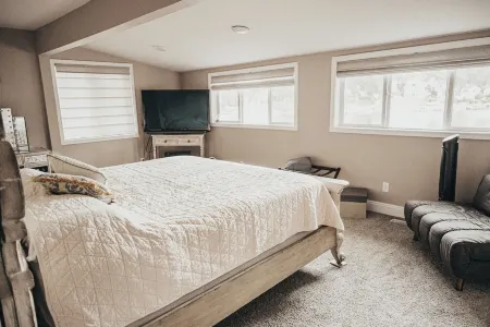 HEAVENLY Portage Lakes water front 4-bedroom cottage with HOTTUB, dog friendly!