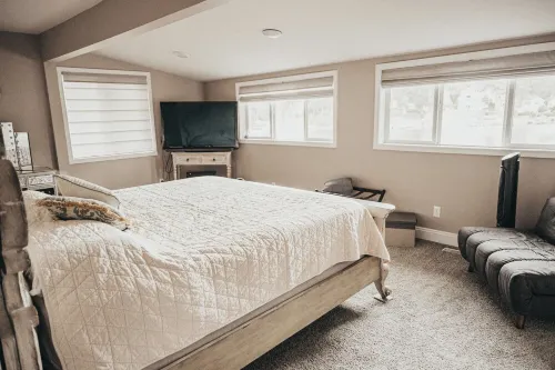 HEAVENLY Portage Lakes water front 4-bedroom cottage with HOTTUB, dog friendly! Hotels in Coventry Township