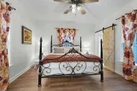 只有兩個區塊的主要街道上帶熱水浴缸和燒烤的絕色住宅！