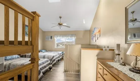 Lake Erie 2-bedroom condo with pool