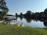 Cozy cabin in adorable Granite Shoals with WiFi, AC