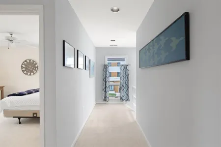 Serene Sunrise & Shimmering Skyline. 5 Star Hosts Отели рядом с достопримечательностью «Explore OC»